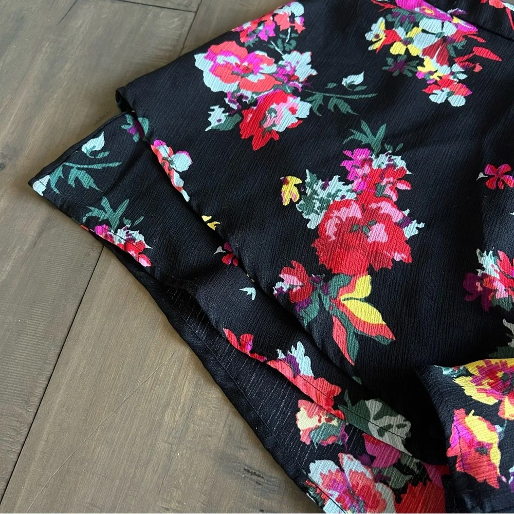 Lush Floral Shorts - Picture 2 of 3